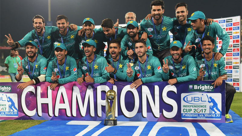 Pakistani cricketers pose for a photograph with trophy after winning the third and final Twenty20 International match against World XI at the Gaddafi Cricket Stadium in Lahore on September 15, 2017. Photo: AFP