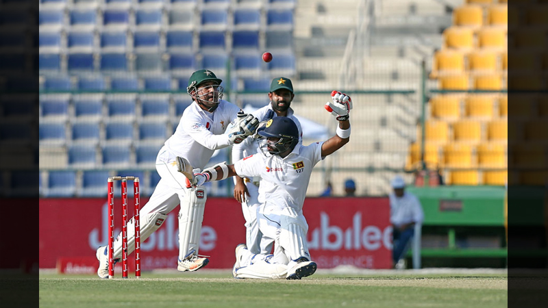 Sarfraz Ahmed attempts to take a catch, Pakistan v Sri Lanka, 1st Test, 1st day, Abu Dhabi, 28 September, 2017 Photo Courtesy: ESPN Cricinfo ©Tom Dulat/Stringer, #AusvsWI #IndvsEng