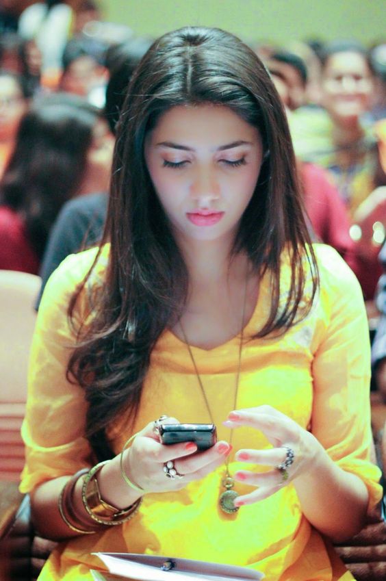 Common Mobile Phone Habits That Show You Are In Love | mahira khan trolled
