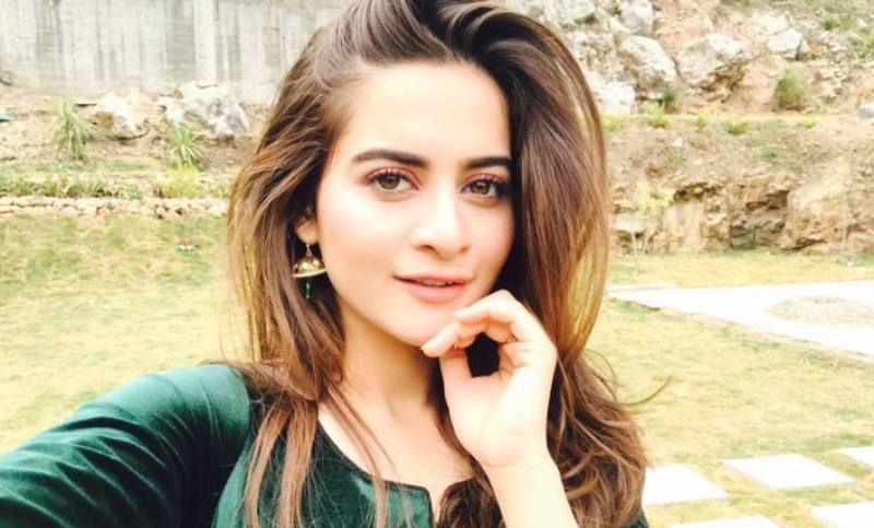 aiman khan pose for insta