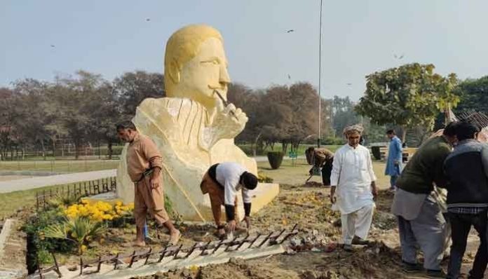 Allama Iqbal statue Lahore