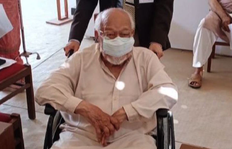 100 years old Karachi man covid vaccine