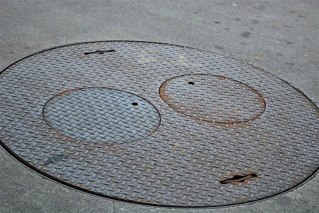 Maintenance hole cover