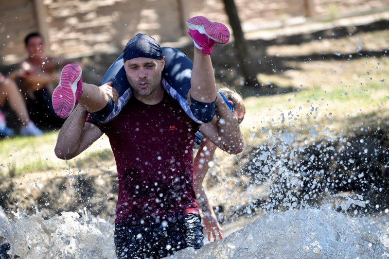 wife-carrying hungarian couples 