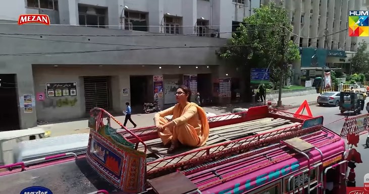 Mahira Khan on Bus